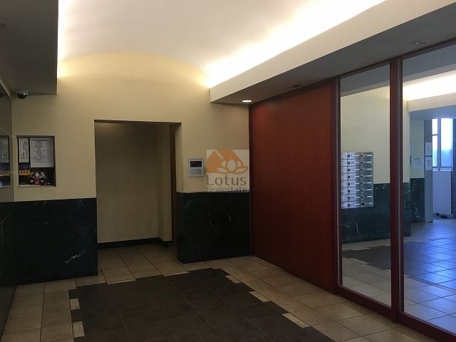 アンビシャスプラザお花茶屋 (7)｜エントランスはオートロック付きで安心です。