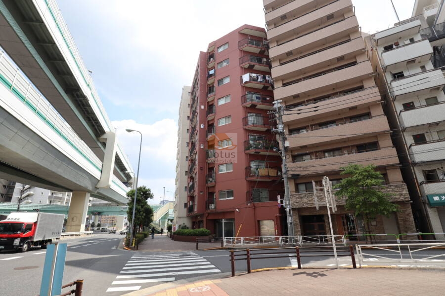 トーカンマンション王子外観1｜トーカンマンション王子は昭和56年築、9階建てのマンションです。