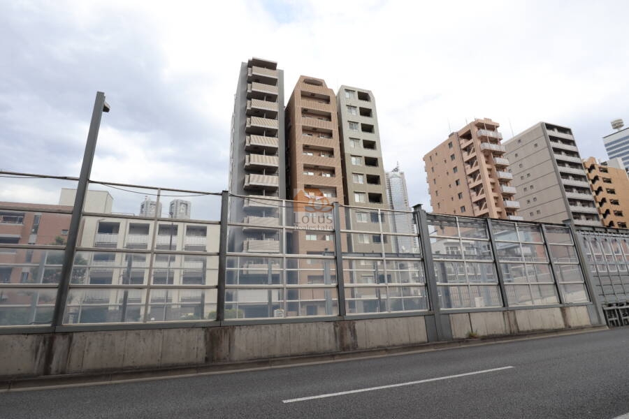 藤和西新宿コープ外観1｜藤和西新宿コープは昭和56年築、12階建てのマンションです。京王線「初台」駅または大江戸線「西新宿五丁目」駅から徒歩10分圏内です。