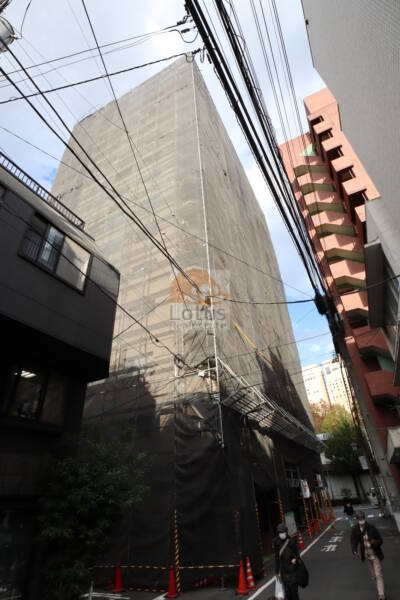 新宿パークサイド永谷の外観：建物下層部と歩道の様子です。