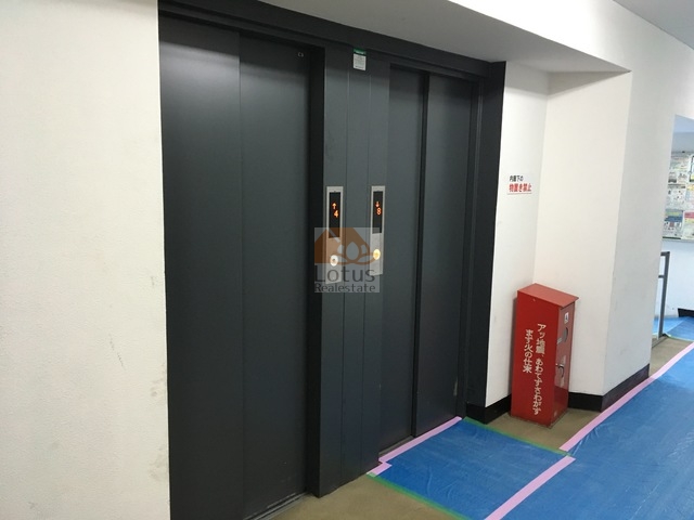 東和ダイヤモンドマンション共用部２｜エレベーターが2基設置されており、中規模マンションとしての機能性を備えています。