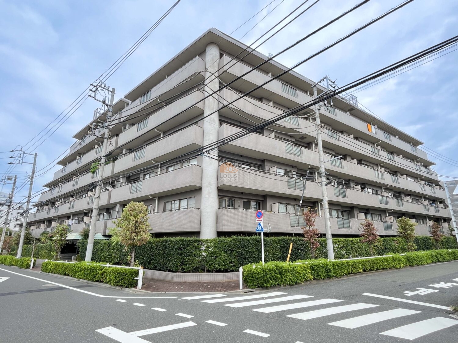 角地に沿って広がる外観は、低層寄りのボリューム感で街並みに落ち着いて溶け込んでいます。ベージュ系の外壁と直線的なバルコニー構成が整い、派手さはないものの、長く住まう前提で見ると安心感が勝る印象です。小竹向原駅徒歩12分という距離感も含め、生活の現実にきちんと寄り添う佇まいといえます。