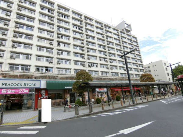 日商岩井竹の塚マンションアプローチ2｜駅東口は公団住宅がロータリーを囲んでいます。１階部分には多様な商店が軒を連ねています。