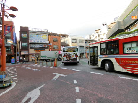野方駅5｜さらに、物件の前にはバス停（ターミナル）もあります。ロータリーになっていないターミナルです。活気のある印象を受けます。写真はマンションの目の前で取りました。