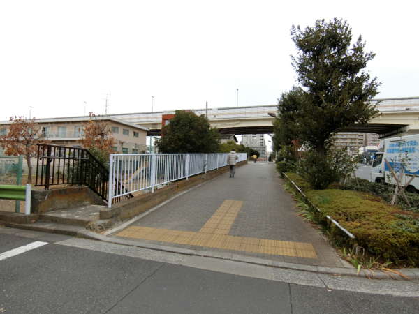 クレストフォルム東大島アプローチ6｜高速道路が見えたら路地を左折です。