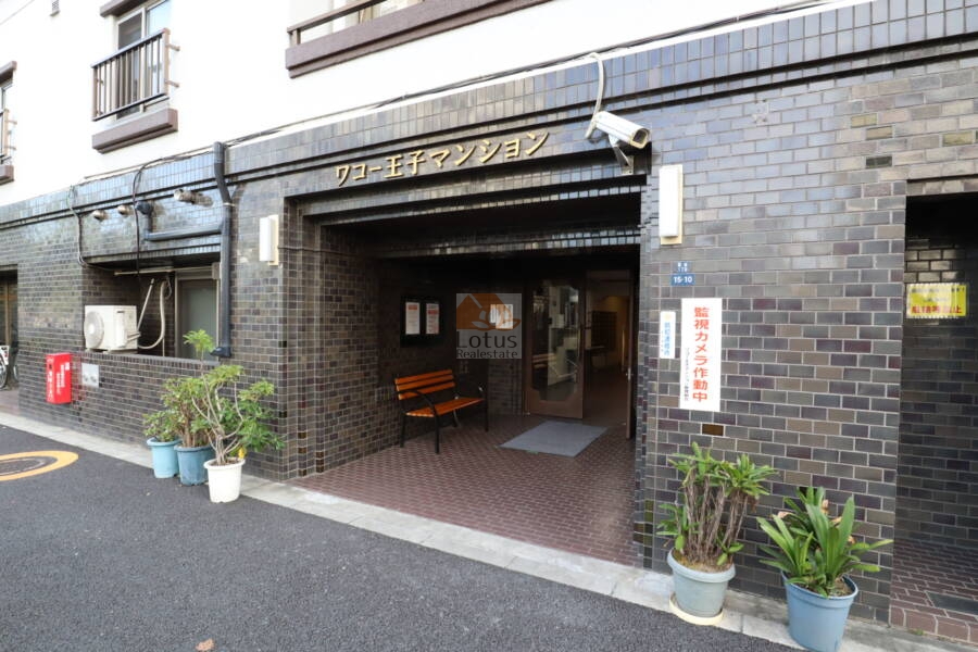ワコー王子マンションエントランス1｜小さなベンチがかわいいですね。