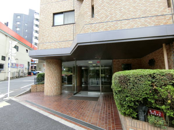 パシフィック西早稲田のエントランスです。植栽が丁寧に実施されているのがわかります。