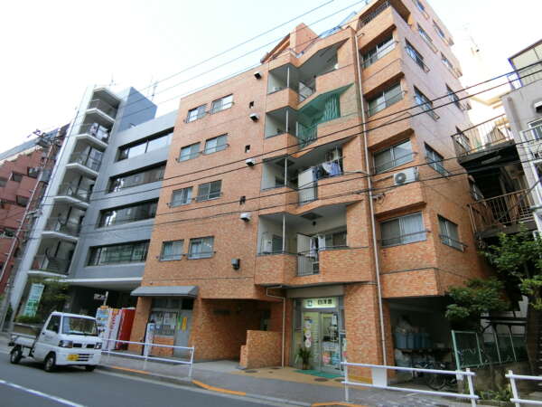 ネオハイツ田町外観２｜ネオハイツ田町は1981年8月に完成しました。全部で17戸てのマンションです。オレンジを基調としたタイルトーンの外観です。