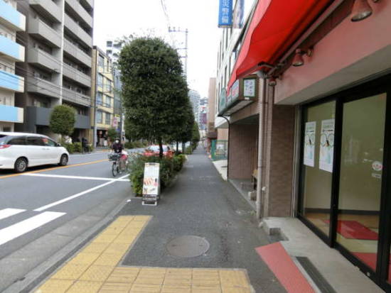 ライオンズマンション神楽坂アプローチ2｜少しだけ歩くという感じでしょうか。