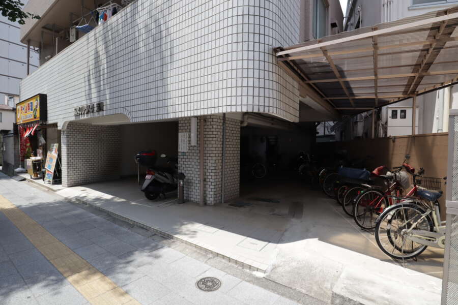 エスエスケーグリーンパーク荒川エントランス1｜エントランスは日光街道に面しています。１階にはアジア系の料理店が入居していました。