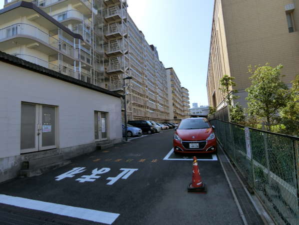 コンドミニアム葛西外観・共用部8｜敷地にも余裕がありますので、平置きの駐車場は相当数あります。