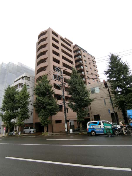 ライオンズマンション目白台シティ外観共用部2｜ライオンズマンション目白台シティは平成１１年築、１３階建てのマンションです。不忍通りに面したマンションです。実は、大通りとはいえ、同じ幅員の道路と比べると、交通量はやや少ない印象です。