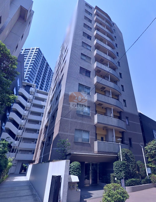 イトーピアアルファシティ池袋は平成１１年築の１３階建てのマンションです。「池袋」駅西武南口から徒歩3分という立地でありながら、通りから一歩入った閑静な敷地に佇むその姿は、都市の中に静けさを求める人にこそ響きます。周囲の高層建築に溶け込みながらも、ツートンカラーの外壁と縦に伸びるラインが、凛とした印象を際立たせています。