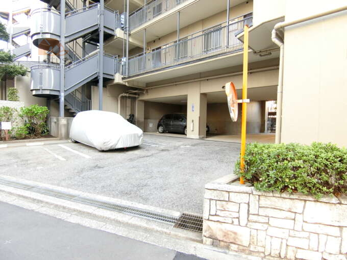 ニックハイム東陽町第７外観共用部5｜駐車スペースもあります。