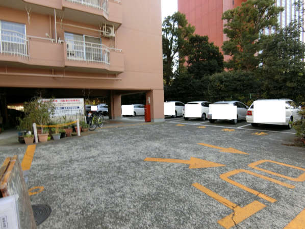 築地永谷コーポラス外観・共用部1｜１階部分は駐車場になっています。