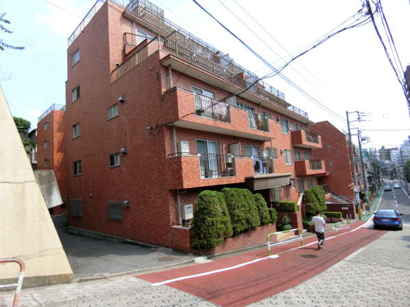 シャンボール第２目白外観共用部2｜シャンボール第２目白は６階建のタイル張りマンションです。目白通りから一本入った坂道にあります。雑司ヶ谷駅、目白駅が徒歩圏内です。
