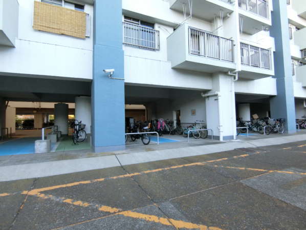 北砂四丁目住宅外観・共用部10｜１階ピロティ部分を活用した駐輪場。