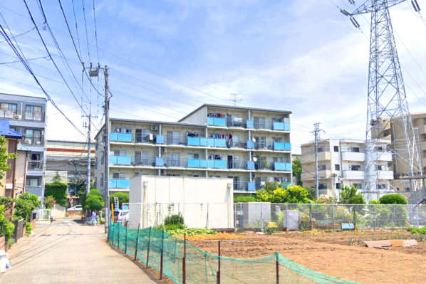 上高井戸ヒミコマンション外観２｜上高井戸ヒミコマンションは５階建てのマンションです。北東側には首都高が走っていますが、南西側には畑があり日当たりよくのんびりした光景が広がります。