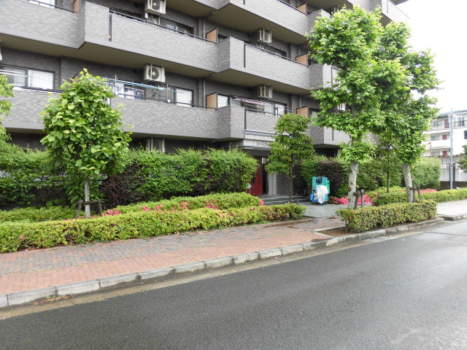 レーベンハイム五反野グランステージ　外観1｜駐車場はマンション内にあります。共用部には、オートロック、宅配ボックス、防犯カメラなどが設置されており、セキュリティ面も充実しています。