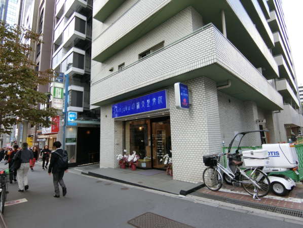 アルテール新宿外観共用部4｜エントランスは青梅街道から直接です。アクセス性の良さと視認性の良さを誇ります。