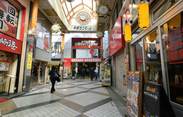 ブロードウェイ-サンモール商店街｜ブロードウェイは中野駅より徒歩４分、中野サンモール商店街に直結していあす。
