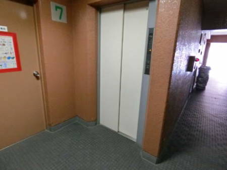 赤門ロイヤルハイツ外観共用部-11｜エレベータは２機配置されています。この規模で１機あたり50戸のエレベータとなり、小中規模マンションレベルです。ストレスレスに行けると思います。