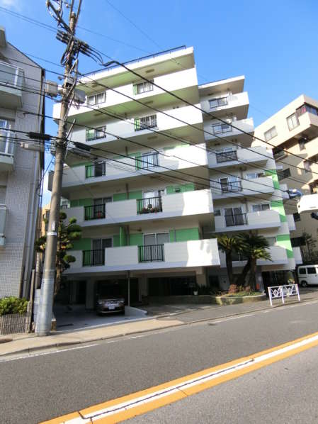 代々木ホームガーデン外観・共用部4｜正面は2車線の通りがあります。その先に首都高が走っています。さらにその向こうに明治神宮があります。そのため、南側の部分では、音の感じは否めない一方で、高い建物はありません。