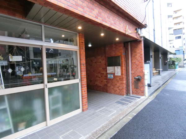 ライオンズマンション浅草公園外観共用部4｜１階部分には花屋さんが入居しています。