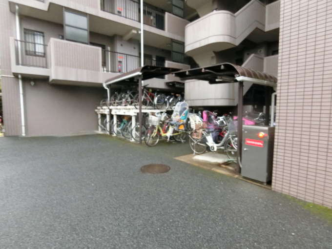 シェグラン南葛西ハイライズ外観共用部3｜駐輪場と駐車場は敷地内に整備されています。