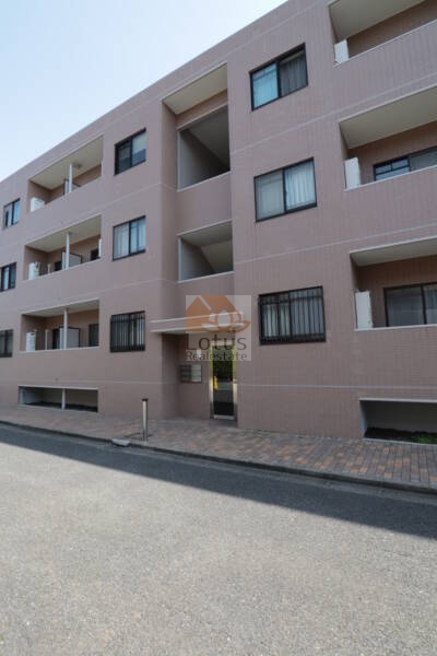 ファミールシティ武蔵関１番館エントランス｜エントランスは落ち着いたタイル貼りの外観とシンプルな共用入口が、穏やかな住宅地としての雰囲気を演出しています。