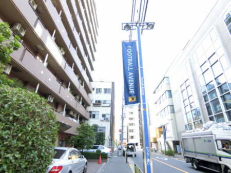 グランドメゾン本郷三丁目外観共用部-4｜現地はサッカー通りに面したところにあります。青地にＪＦＡのエンブレムが記されたのぼりです。サッカー協会・サッカーミュージアムが由来のようですね。