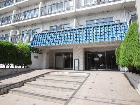 秀和代官山レジデンスエントランス｜エントランスアプローチは広くすっきりとしています。