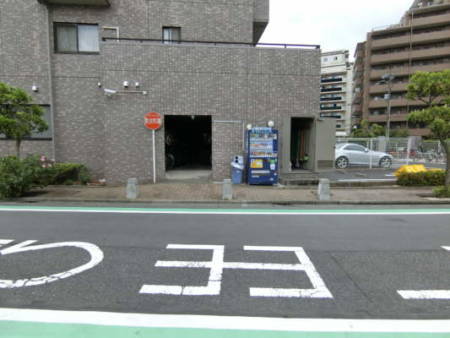 ファミール亀有弐番館外観共用部9｜自転車置き場とゴミ置き場は整然としています。２４時間出しはＯＫとのこと。