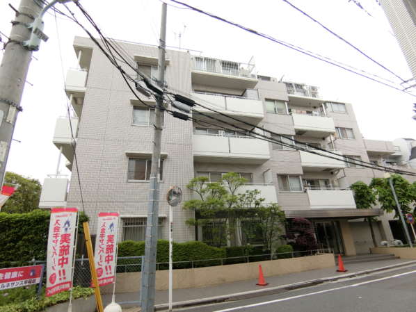 ハイツ面影橋外観共用部10｜南と東に向いた配棟になっています。道路面は西側で写真はその様子です。