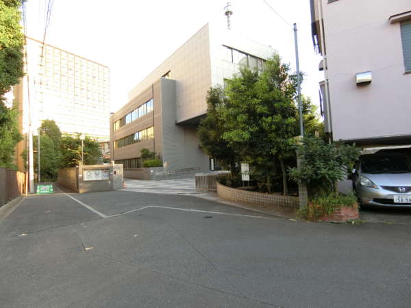 春日タウンホームアプローチ8｜警視庁富坂庁舎。警察の施設です。第五方面隊の本部があるそうです。