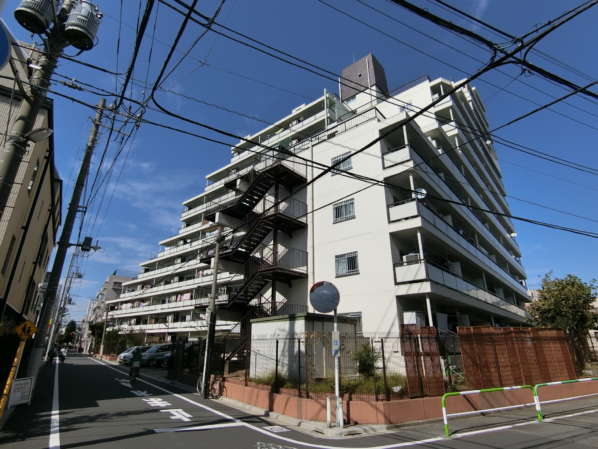 東建池袋要町マンション外観共用部1｜東建池袋要町マンションは１３階建てのマンションです。１８０戸以上ある大規模マンションです。