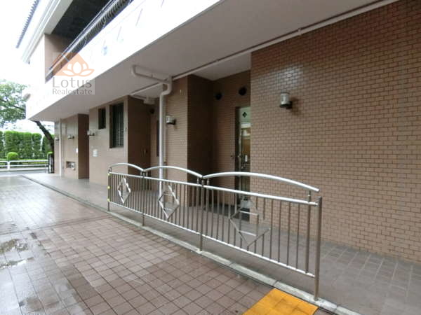 イーストヒル町屋外観共用部3｜実は、イーストヒル町屋は商業系の施設もありますので、１階部分には警備員が詰めている詰所もあります。