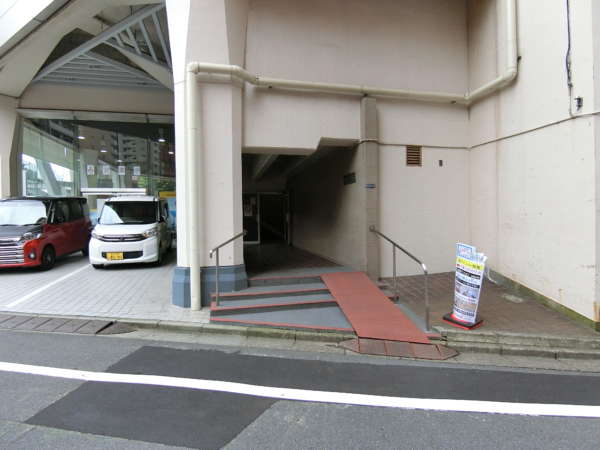 角筈マンション外観共用部2｜エントランスは角を曲がったところにあります。