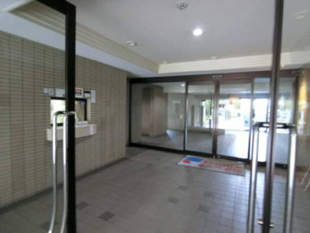 ファミール亀有弐番館外観共用部6｜玄関ホール入ると左手には管理人室があります。お見受けしたところ、管理人さんとヘルプの方の２名で管理をされているようです。管理体制は良好です。