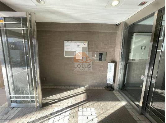 パークウェル落合エントランス１｜エントランスにはオートロックも設置されていますので、セキュリティ面が気になる方も安心です。また、留守中の荷物の受け取りに便利な宅配ボックスも設置されています。