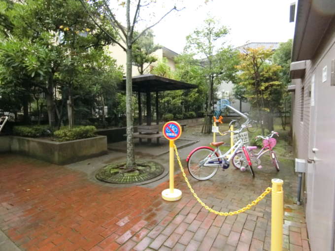 シェグラン南葛西ハイライズ外観共用部4｜駐車場の脇に敷地内に小規模な公園が整備されています。