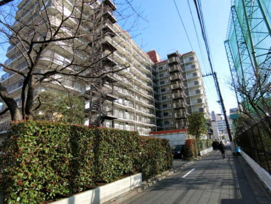 エクセル大島外観・共用部4｜マンションの西側にはゴルフ練習場があります。部屋内に入ると音は感じませんが、日中の周辺では、打撃音が聞こえました。とはいえ、静かな一角だと思います。
