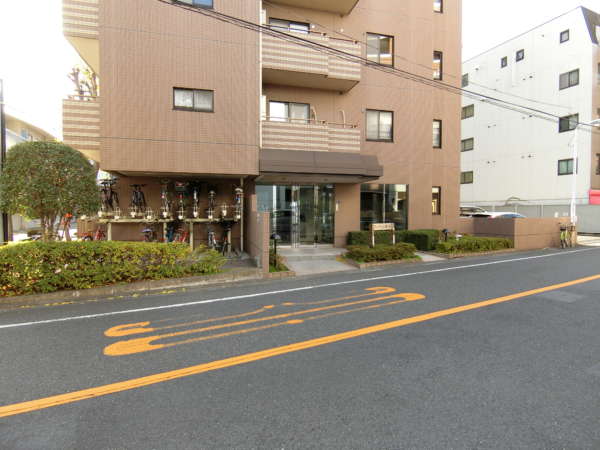 ランドール根岸外観・共用部2｜エントランスは通りに面しているで視認性は良好です。自転車置き場は多数用意されていました。