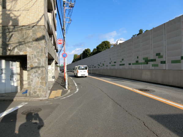 代々木ホームガーデンアプローチ2-1｜歩道も狭いので、こちらからのアプローチは少し大変かもしれませんね。