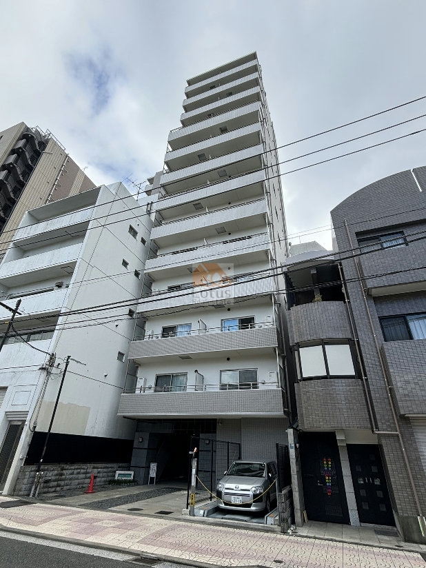 かっぱ橋本通り沿いに立つ、縦のラインがすっきりした外観です。白系タイルのファサードが連なり、通りからの距離感も把握しやすい配置。浅草・田原町・稲荷町・上野・入谷の5駅を使い分けられる立地だけに、日常の動線が頭の中で自然と描けます。