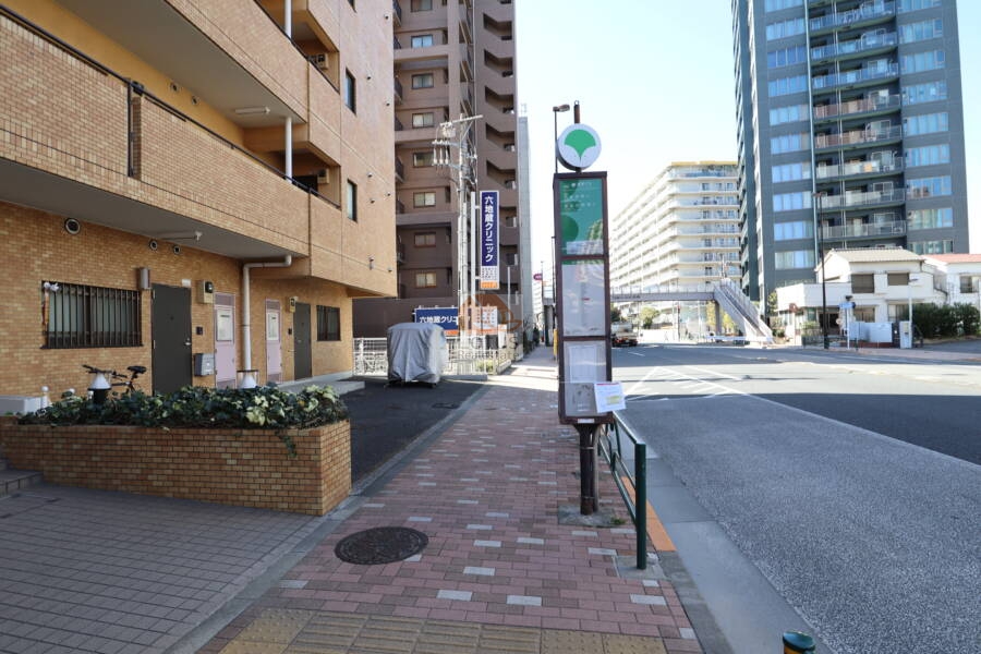 ライオンズマンション東陽町バス停｜エントランス前にはバス停「南砂２丁目」があります。