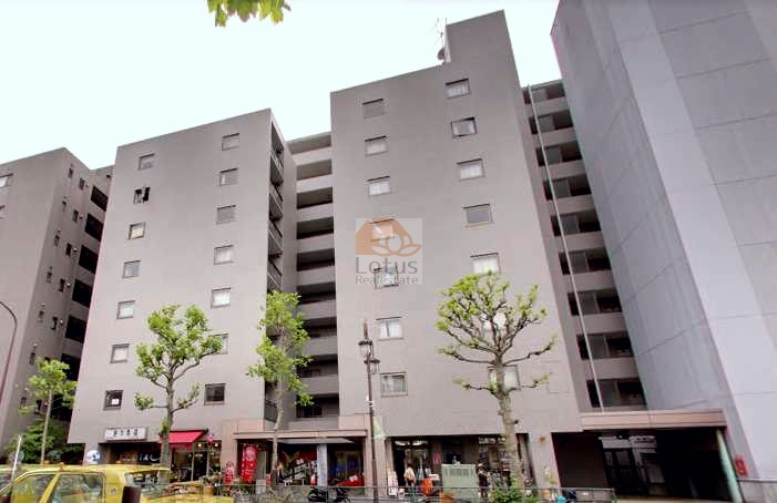 早稲田通り沿いに面した外観で、低彩度のタイルが連続する立ち上がりが落ち着いた印象です。隣接建物との距離が比較的確保され、街路樹の緑がわずかに視界へ入り、通りの生活音も一定のリズムで伝わる配置になっています。西早稲田・高田馬場の徒歩圏である立地と、1階にホイッスルカフェが入る構成は、日常の動線を整えつつ店舗の明るさがほどよく馴染む外観といえます。パティオ西早稲田は、平成6年築、10階建てのマンションです。