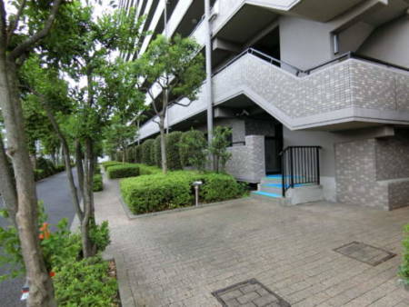 ファミール亀有弐番館外観共用部12｜環七に面した公開空地では植栽が整備されています。道路は拡幅が予定されており、それに備えたスペースを空けています。（ただし、計画決定段階で実施時期未定です。）