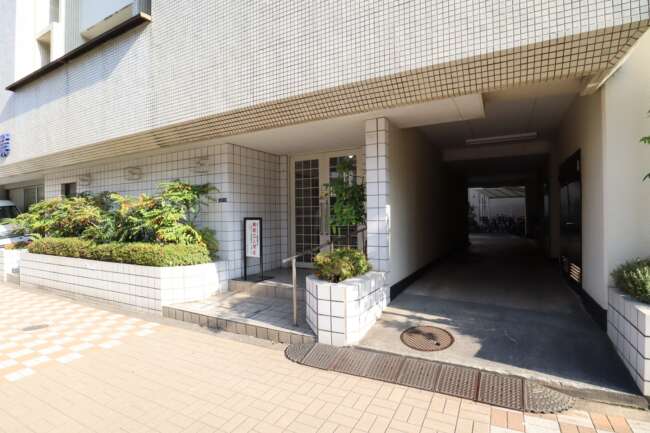 パールマンション亀戸エントランス1｜エントランスです。蔵前橋通りに面しており、見通しの良い入口です。