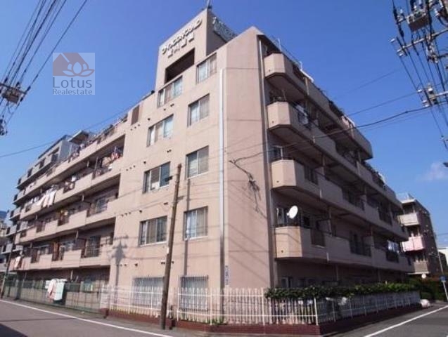 ライオンズマンション荒川遊園外観 (3)｜ライオンズマンション荒川遊園はJR「尾久」駅より徒歩４分の住宅地にあります。５階建てのエレベータ付きのマンションです。近隣にはスーパー、コンビニエンスストアなどあり、駅にも近く便利な立地です。